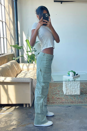 Y2K Cargo Pants Are Back, Baby! 5 Trendy Outfit Ideas - The Mom Edit
